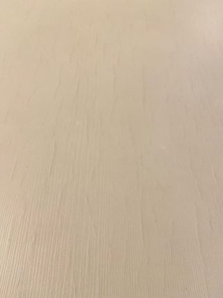 Escritorio blanco con cajonera