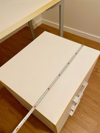 Escritorio blanco con cajonera