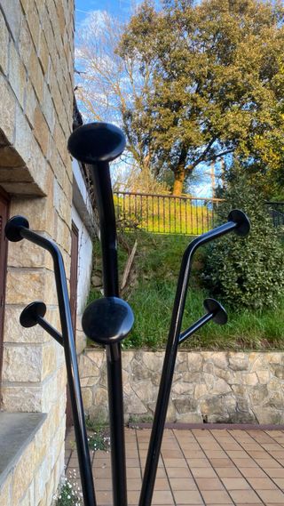 Perchero de pie negro