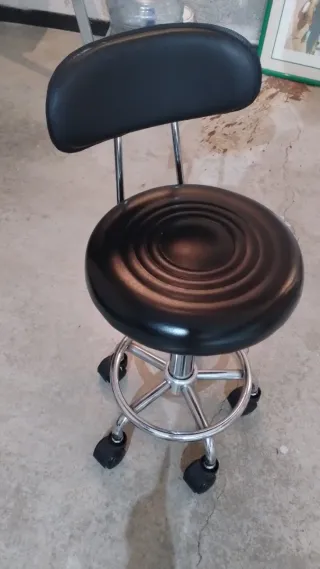 Taburete de estética negro con ruedas