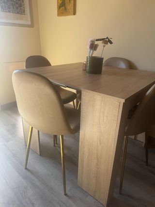 Mesa extensible y 4 Sillas Comedor SKLUM