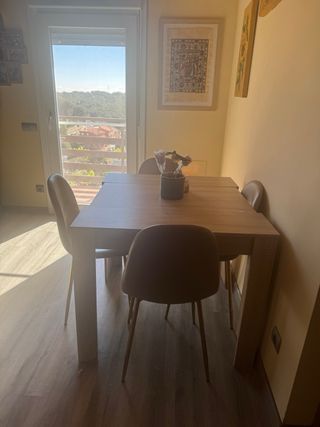 Mesa extensible y 4 Sillas Comedor SKLUM