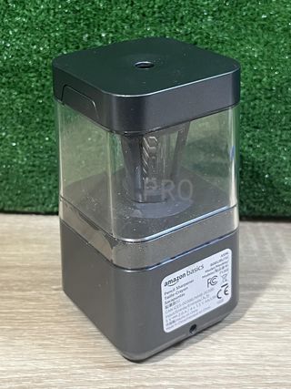 Sacapuntas eléctrico portátil Amazon Basics