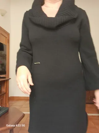 Vestito nero con collo alto