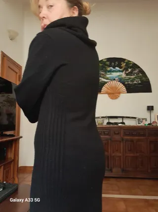 Vestito nero con collo alto