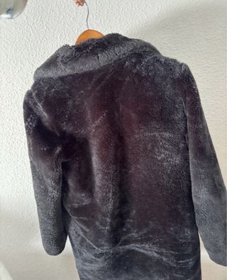 Abrigo negro de pelo sintético