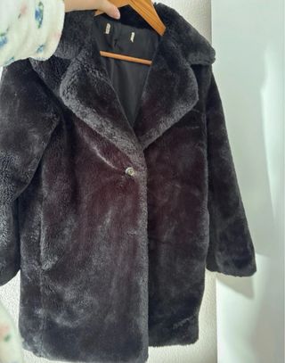 Abrigo negro de pelo sintético