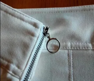 Minigonna Bershka bianca a pieghe