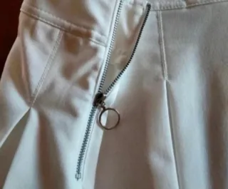 Minigonna Bershka bianca a pieghe