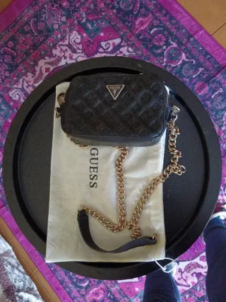 Borsa Guess nera con tracolla a catena