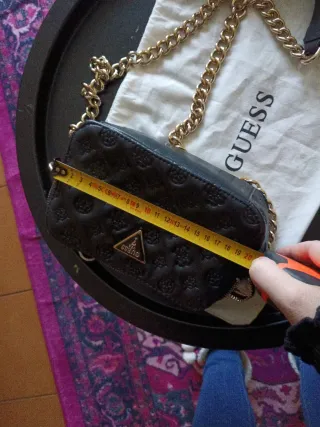 Borsa Guess nera con tracolla a catena