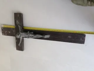 Crucifijo antiguo de cobre y madera