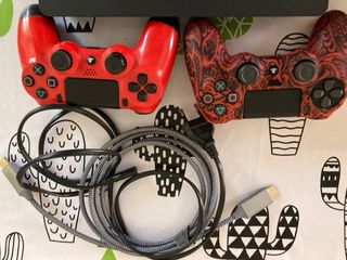 Consola PS4 Slim Negra + 2 Mandos Rojos