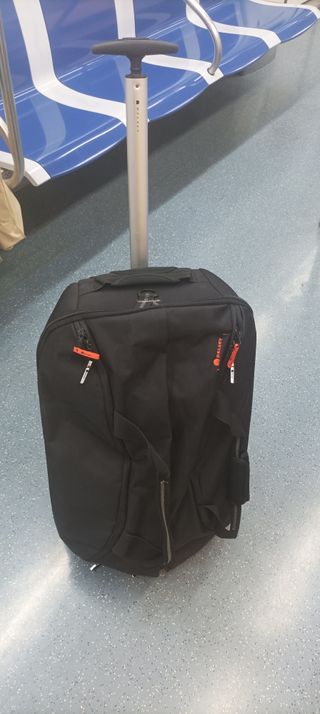 Mochila de viaje negra