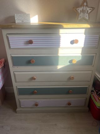 Cómoda cajonera restaurada beige y rosa