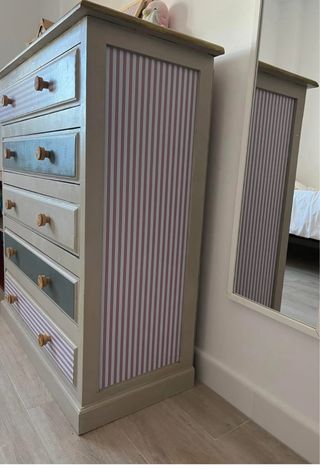 Cómoda cajonera restaurada beige y rosa