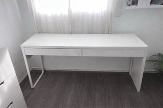 Scrivania bianca con due cassetti