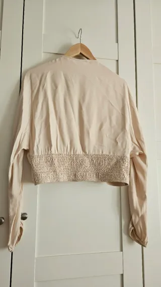 Blusa beige con encaje