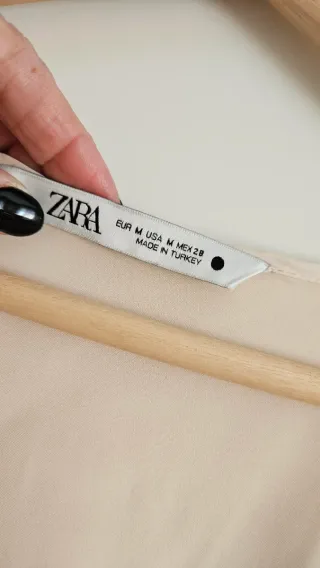 Blusa beige con encaje