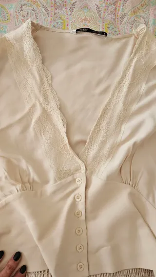 Blusa beige con encaje