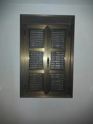 Ventana aluminio con persiana color bronce 147x94