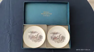 Dos platos Royal Worcester de porcelana