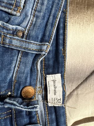 Pantalón vaquero azul desgastado