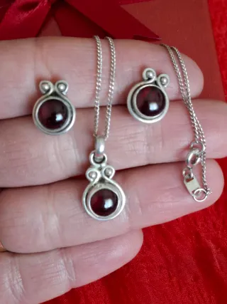 Conjunto Plata Ley 925 Collar y Pendientes granate