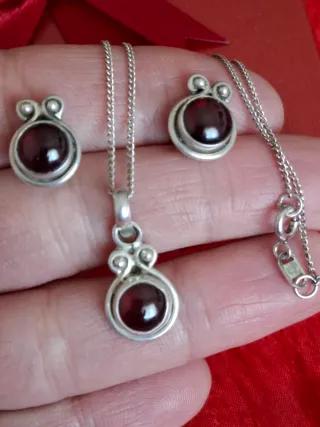 Conjunto Plata Ley 925 Collar y Pendientes granate