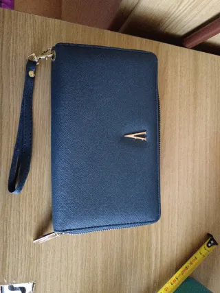 Portafoglio blu con zip dorata