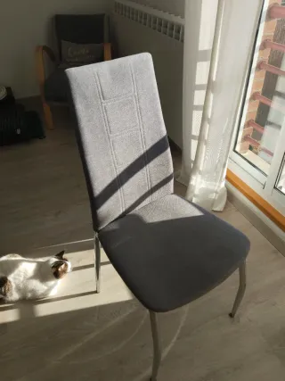 Mesa de comedor y 4 sillas