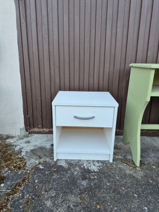 Mesita de noche blanca pequeña