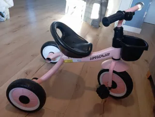 Triciclo o bicicleta infantil rosa casi nuevo
