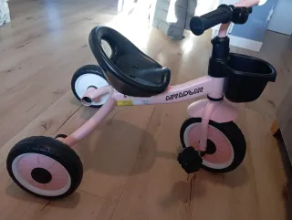 Triciclo o bicicleta infantil rosa casi nuevo