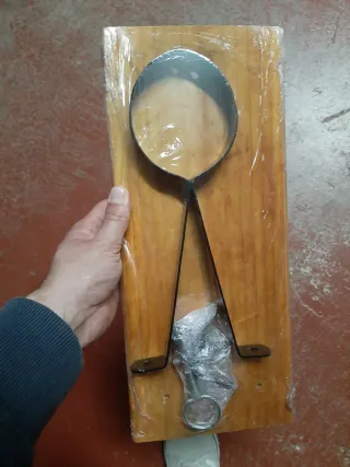 Jamonero de madera con soporte metálico