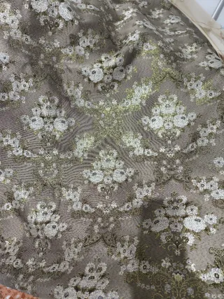 Corte de traje completo marron y dorado