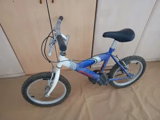 Bicicleta infantil azul y blanca