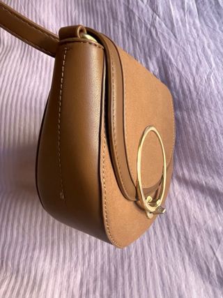 Bolso marrón con aro dorado