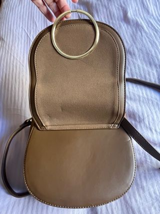 Bolso marrón con aro dorado