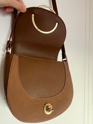 Bolso marrón con aro dorado