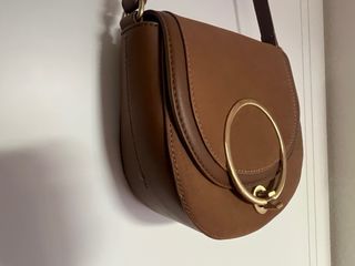 Bolso marrón con aro dorado