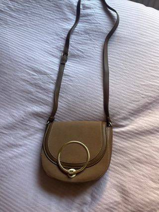 Bolso marrón con aro dorado