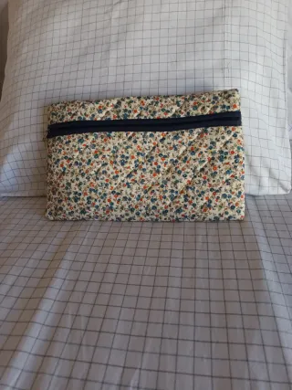 Neceser estampado floral con cremallera