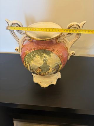 Jarrón antiguo clásico de cerámica