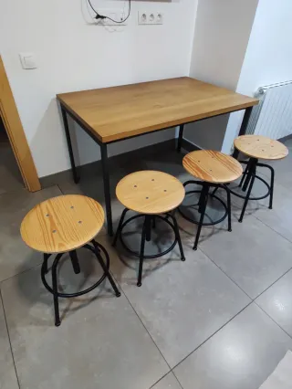 Mesa de cocina y 4 taburetes