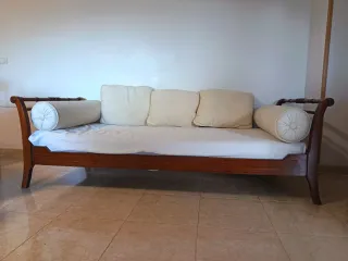 Cama de madera con cojines