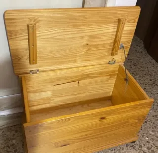 Baúl de madera con ruedas
