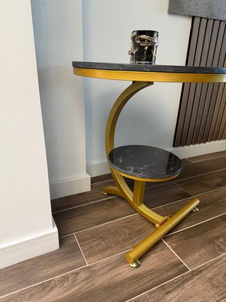 Mesa auxiliar mármol y oro