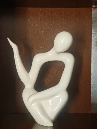 Estatuilla de cerámica moderna