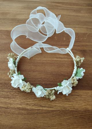 Corona de flores blanco roto